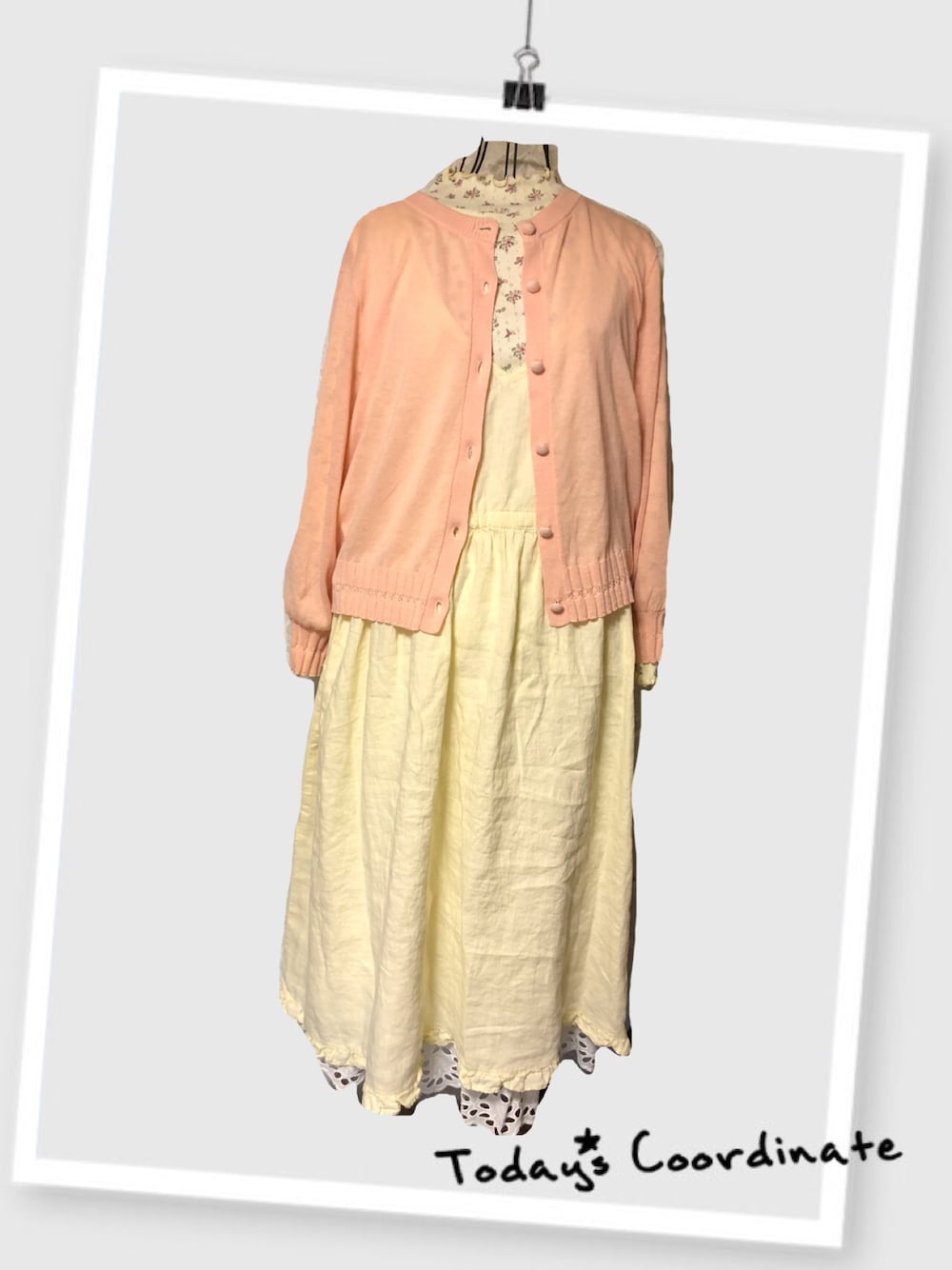 イエロー系のワンピース、イエロー系のTシャツ/カットソー、ピンク系のカーディガン/ボレロを着用したレディースの春コーディネートの1枚目の写真