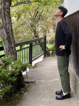 「ワークパンツ」｜「アイテム（ローファー）」を使った、おくださんさん（メンズ・174cm）の春コーディネート