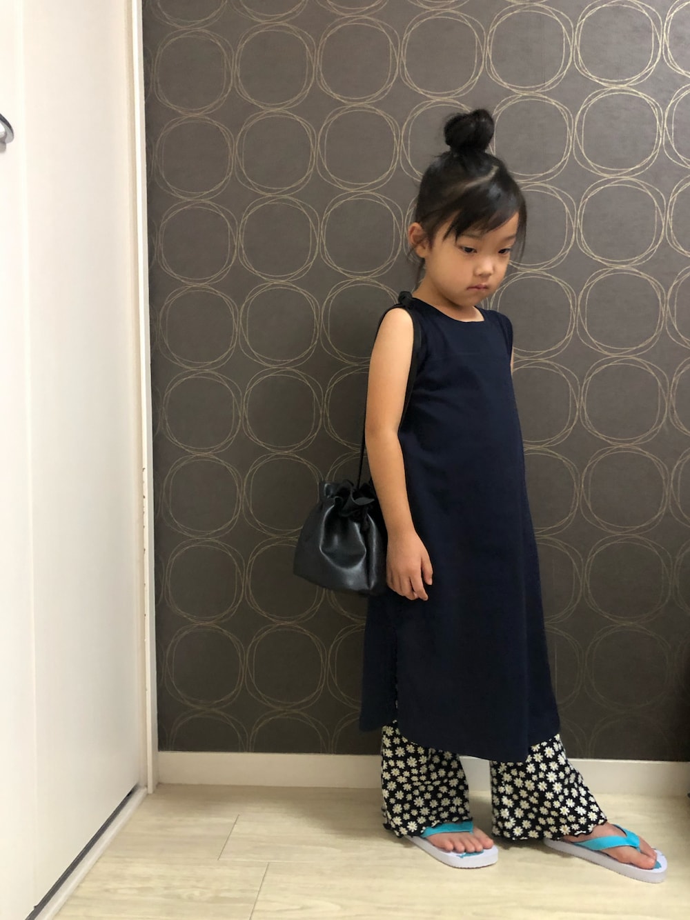 「Branshes、カジュアルコーデ、LOWRYS FARM、夏コーデ、シンプルコーデ、休日スタイル、フレアパンツ、ワンピース」｜「LOWRYS FARMのナンバリングワンピース　956897（ワンピース、ブルー系）」を使った、IROHAさん（キッズ・145cm）の夏コーディネートの1枚目の写真