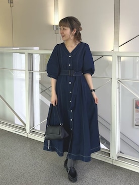 「natural couture（ナチュラルクチュール）のストレッチデニムベルト付きワンピース（ワンピース、ブルー系）」を使った、あゆこさん（レディース・158cm）の春コーディネート