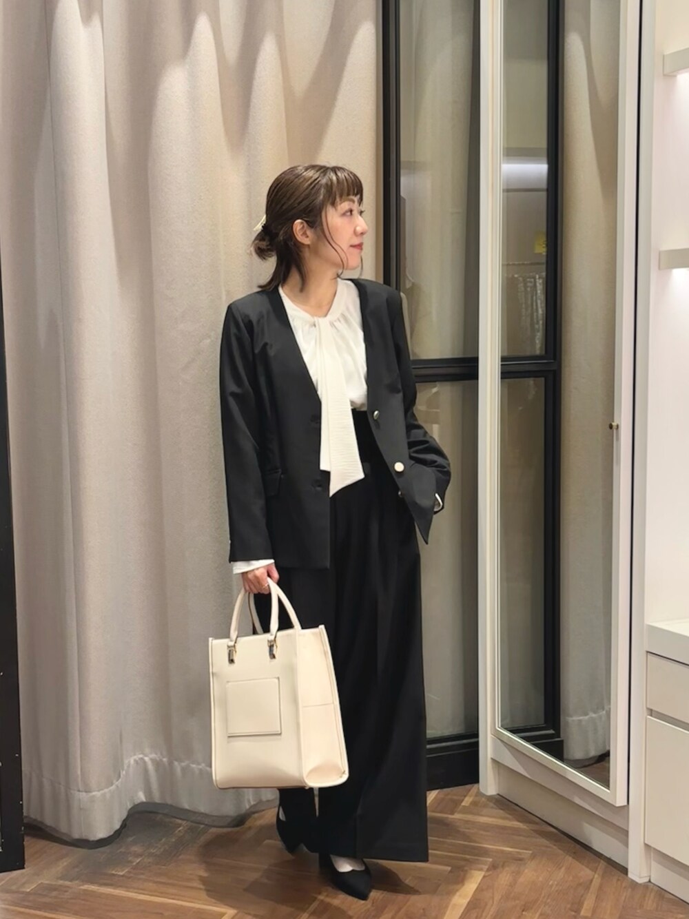 「大人女子、大人コーデ、きれいめコーデ、オトナ女子、セットアップ、ジャケット、卒業式、入学式、オケージョン、セレモニー、ママコーデ、アラフォー、アラフォーママコーデ、骨格ウェーブ、natural couture」｜「natural coutureのセレモニー対応可 / ワンピース＋ブラウスセット（シャツ/ブラウス、ベージュ系）」を使った、あゆこさん（レディース・158cm）の冬コーディネートの1枚目の写真