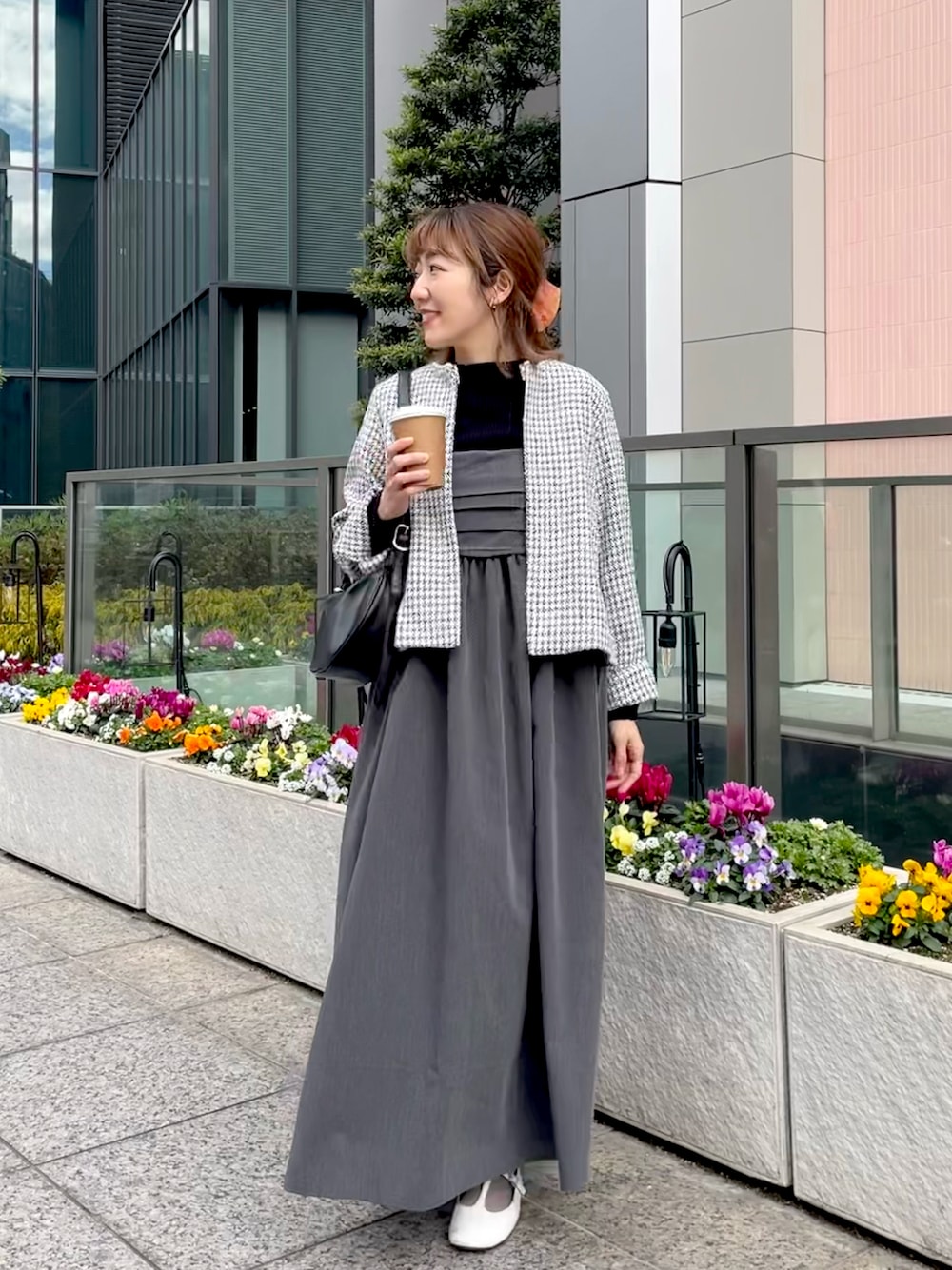 「タートルネック、ニット、ツイード、大人コーデ、春色、レイヤードスタイル、大人女子、キャミワンピ、グレー、きれいめカジュアル、ママコーデ、アラフォー、アラフォーママコーデ、骨格ウェーブ、natural couture」｜「natural coutureの2WAYパールネックノーカラージャケット（スーツジャケット、その他）」を使った、あゆこさん（レディース・158cm）の冬コーディネートの1枚目の写真