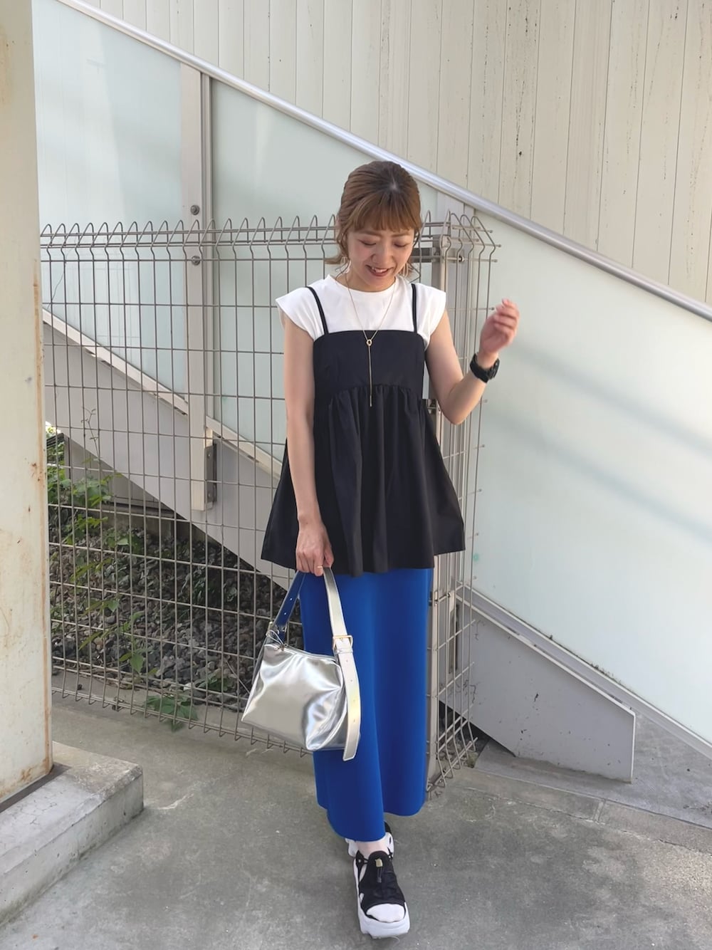 「オトナ女子、休日コーデ、大人カジュアル、大人女子、キャミソール、ビスチェ、タイトスカート、ブルー、エアマックスココ、ママコーデ、アラフォー、アラフォーママコーデ、骨格ウェーブ、natural couture」｜「natural coutureのT/Cブロードキャミブラウス（シャツ/ブラウス、ブラック系）」を使った、あゆこさん（レディース・158cm）の夏コーディネートの1枚目の写真