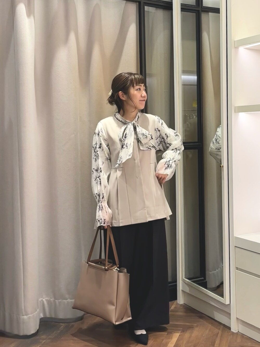 「大人かわいい、パンツコーデ、オトナ女子、キレイめ、オケージョン、入学式、卒業式、ジレ、ママコーデ、骨格ウェーブ、natural couture」｜「natural coutureのセレモニー対応可 / シアーボータイブラウス（シャツ/ブラウス、その他）」を使った、あゆこさん（レディース・158cm）の冬コーディネートの1枚目の写真