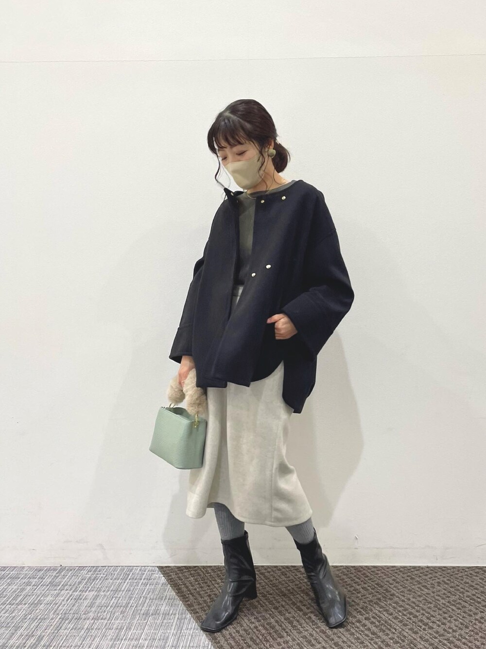 「冬のコーデ、カジュアル、大人カジュアル、きれいめカジュアル、スクエアトゥ、ブーツ、タイトスカート、アウター、プチプラ、ママコーデ、骨格ウェーブ、natural couture」｜「natural coutureのお上品ミドル丈トッパーコート（その他アウター、ブラック系）」を使った、あゆこさん（レディース・158cm）の冬コーディネートの1枚目の写真