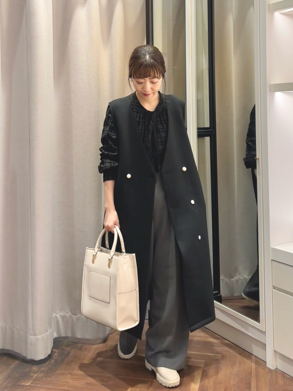 「レイヤードスタイル、ジレ、大人可愛い、入学式、セレモニーコーデ、卒業式コーデ、40代ファッション、パンツスタイル、きれいめカジュアル、キレイめ、ママコーデ、アラフォー、骨格ウェーブ、natural couture」｜「natural coutureのセレモニー対応可 / ノーカラーWブレストジレ（その他アウター、ブラック系）」を使った、あゆこさん（レディース・158cm）の冬コーディネートの1枚目の写真