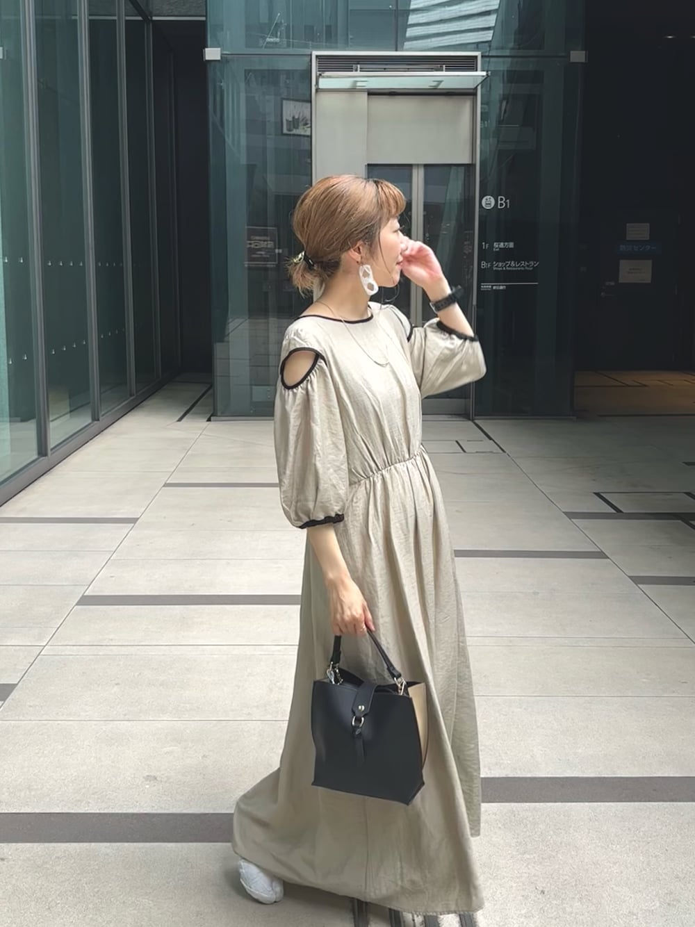 ベージュ系のワンピースを着用したレディースの夏コーディネートの1枚目の写真