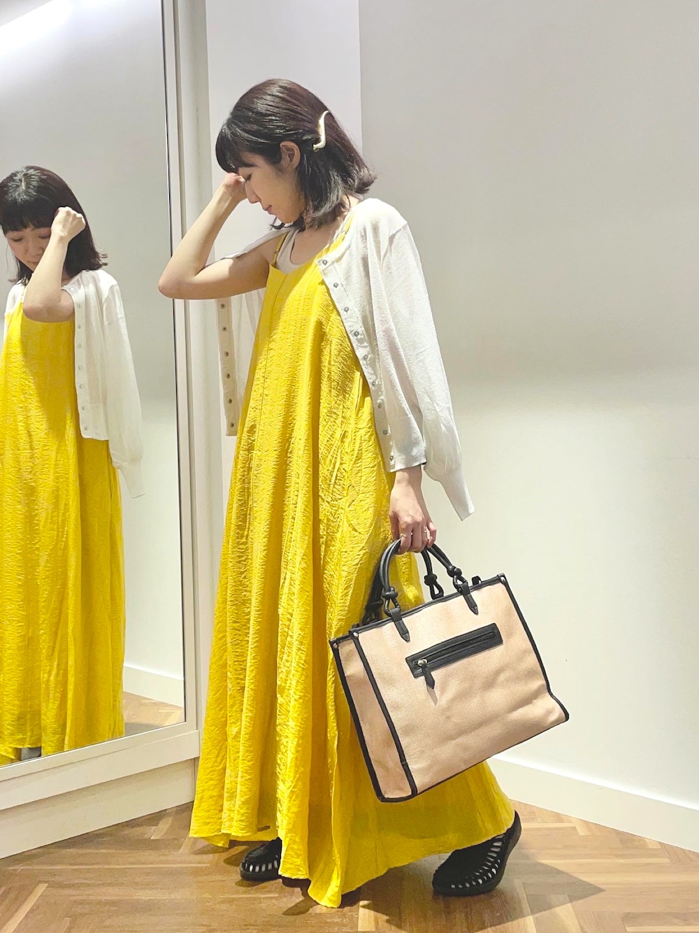 「休日スタイル、夏コーデ、キャミワンピ、肩掛けカーデ、イエローコーデ、ゆるコーデ、大人カジュアル、プチプラ、ママコーデ、keen、natural couture」｜「natural coutureのコーデに旬をプラス ドット釦シアーカーディガン（カーディガン/ボレロ、ホワイト系）」を使った、あゆこさん（レディース・158cm）の春コーディネートの1枚目の写真