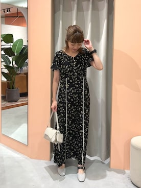 「natural couture（ナチュラルクチュール）のVネックフラワーワンピース（ワンピース、ブラック系）」を使った、あゆこさん（レディース・158cm）の夏コーディネート
