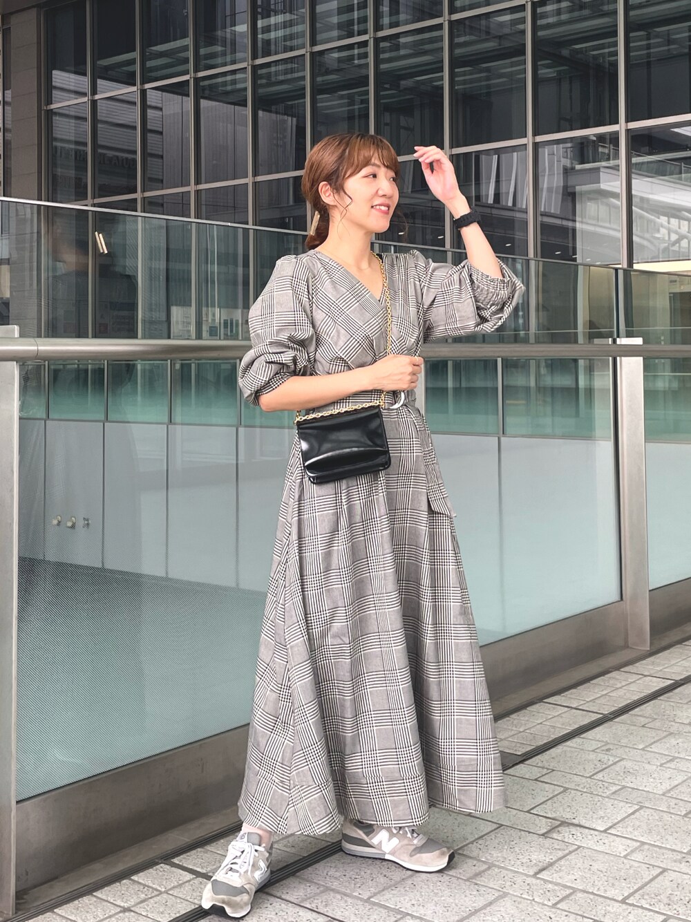 「秋服、大人カジュアル、大人かわいい、オトナ女子、ミニバッグ、ワンピース、チェック、モノトーン、スニーカー、ママコーデ、アラフォー、アラフォーママコーデ、natural couture、New Balance」｜「natural coutureの骨ストカシュクールワンピース（ワンピース、その他）」を使った、あゆこさん（レディース・158cm）の秋コーディネートの1枚目の写真