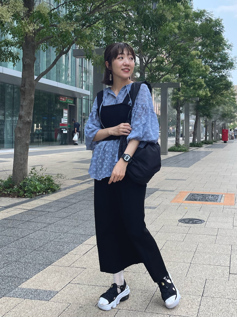 「サンダル、大人コーデ、大人カジュアル、シアートップス、ビスチェ、ブラック、タイトスカート、エアマックスココ、ママコーデ、アラフォー、アラフォーママコーデ、骨格ウェーブ、natural couture」｜「natural coutureのお花シアージャガードギャザーブラウス（シャツ/ブラウス、ブルー系）」を使った、あゆこさん（レディース・158cm）の夏コーディネートの1枚目の写真