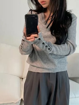「Girly Doll（ガーリードール）の袖ボタンVネックリブニットプルオーバー（Tシャツ/カットソー、グレー系）」を使った、douladoulaさん（レディース・162cm）の春コーディネート