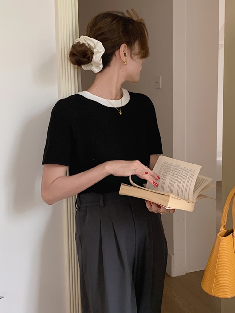 ブラック系のニット/セーターを着用したレディースの春コーディネートの1枚目の写真