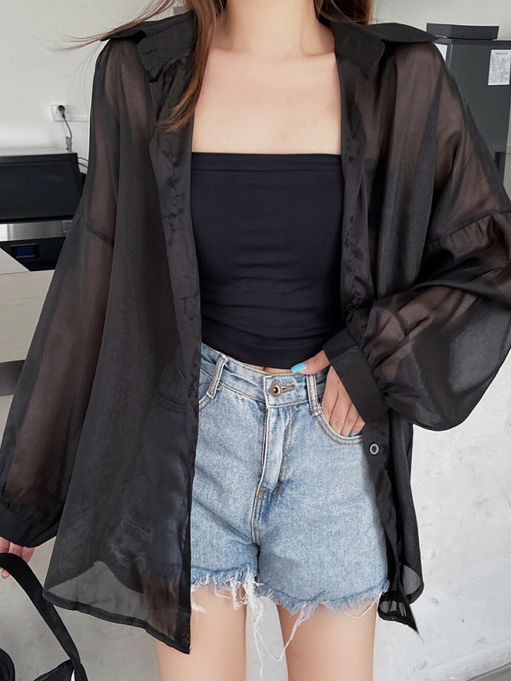 「夏コーデ、デニムっていいよね、シンプル、大人カジュアル、ootd、オトナ女子、シャツスタイル、キレイめ、シアーシャツ、サンダル、モノトーン、ブラック、ブラックコーデ、レイヤードスタイル、大人コーデ」｜「Girly Dollのシャイニーシアーシャツ（シャツ/ブラウス、ブラック系）」を使った、douladoulaさん（レディース・158cm）の夏コーディネートの1枚目の写真