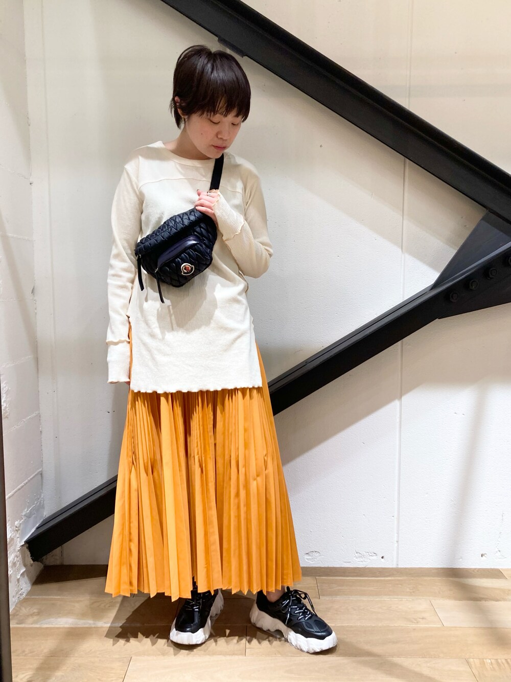 MONCLERのショルダーバッグを使った人気ファッション