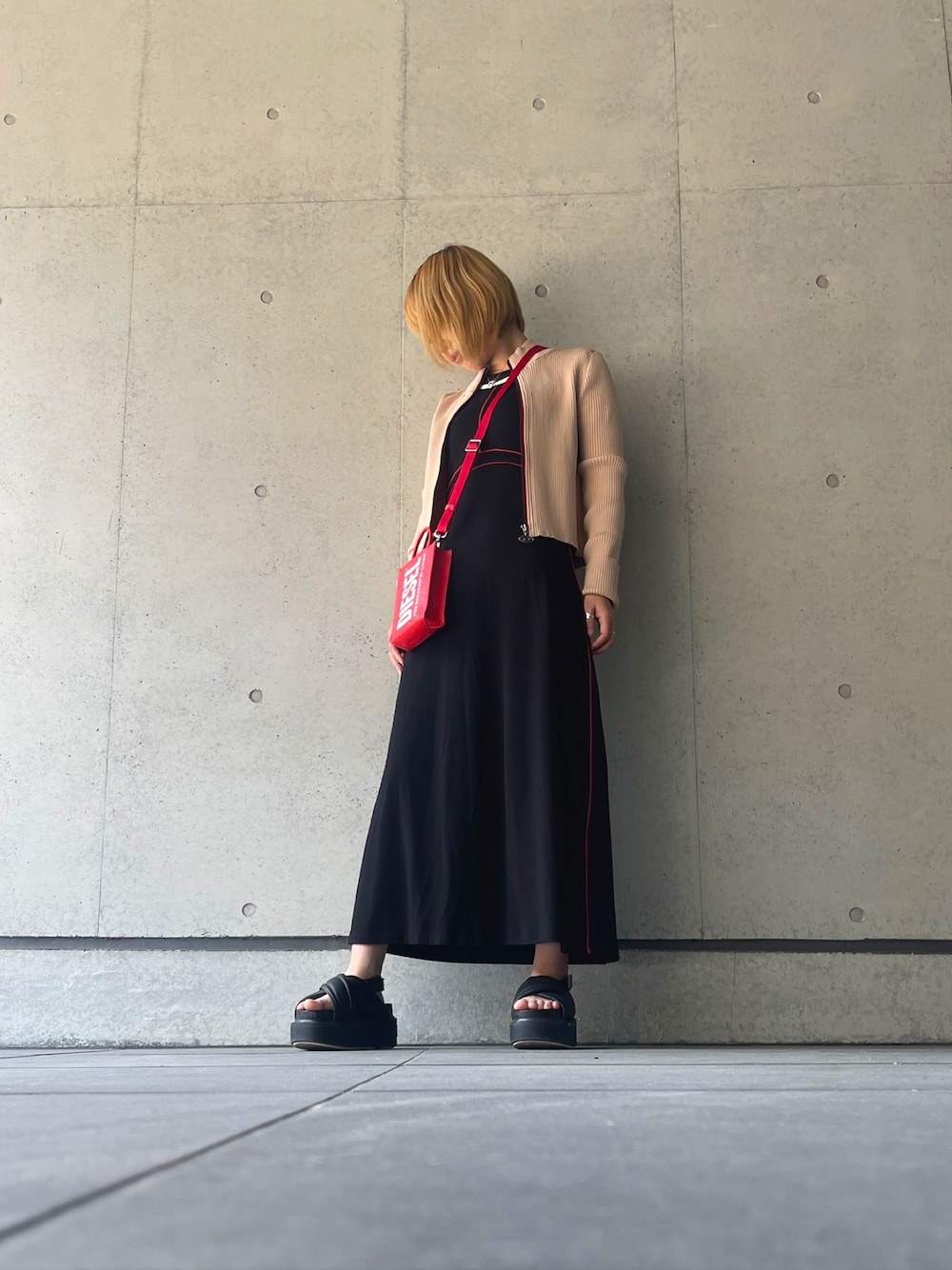 「DIESEL、デニム、ドレス、ラクチンコーデ、あかくろ、春夏コーデ、ロゴバック、5月」｜「DIESELのアイテム（ワンピース、ブラック系）」を使った、DIESEL_yuki.uさん（レディース・156cm）の春コーディネートの1枚目の写真