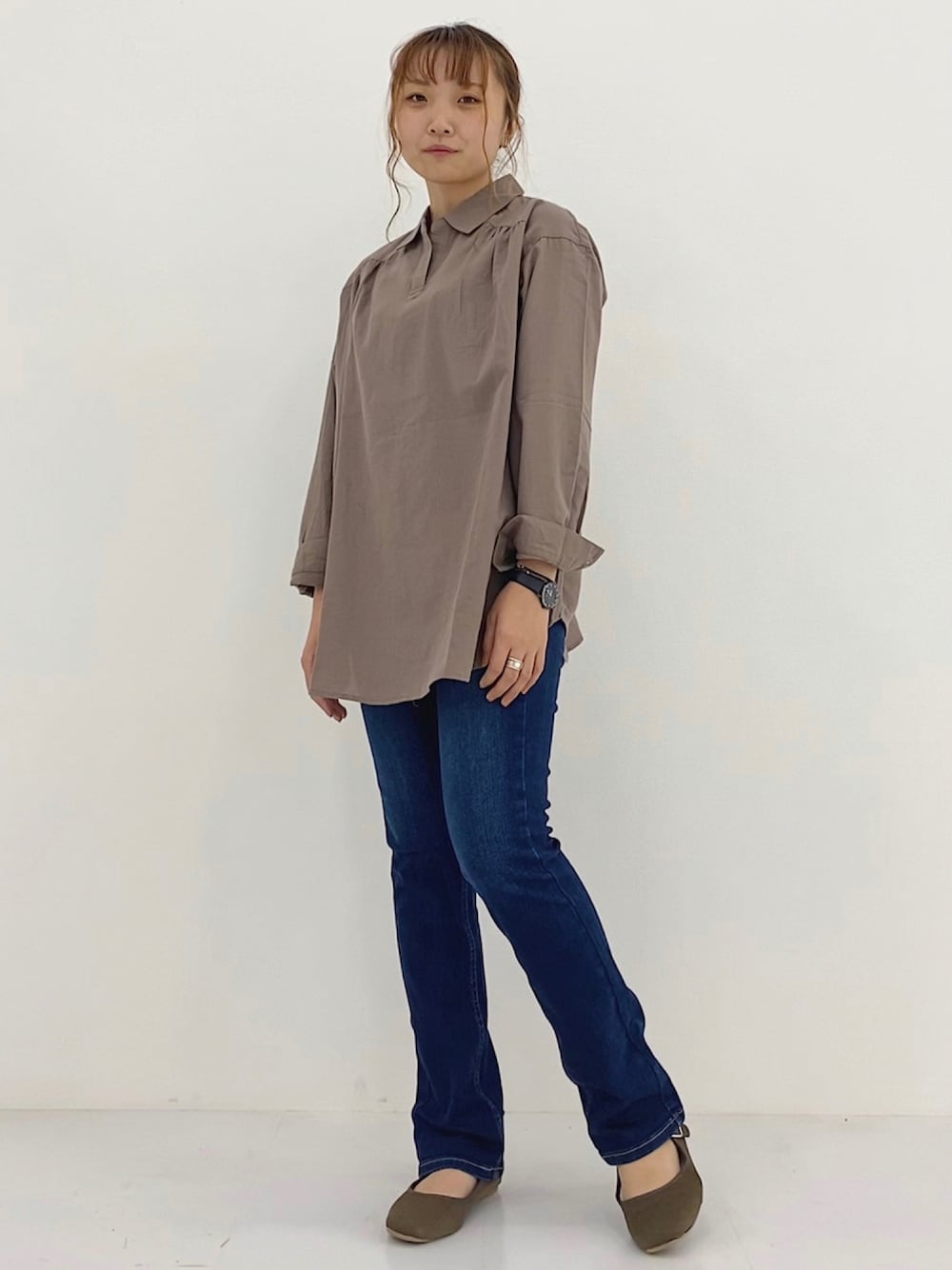 「ジーンズ、シャツスタイル、低身長、ストレートデニム、キレイめコーデ、だから秋服が好き」｜「NAVYのNAVY ネイビー USAコットン スキッパーシャツ（シャツ/ブラウス、ブラウン系）」を使った、まゆげさん（レディース・157cm）の秋コーディネートの1枚目の写真