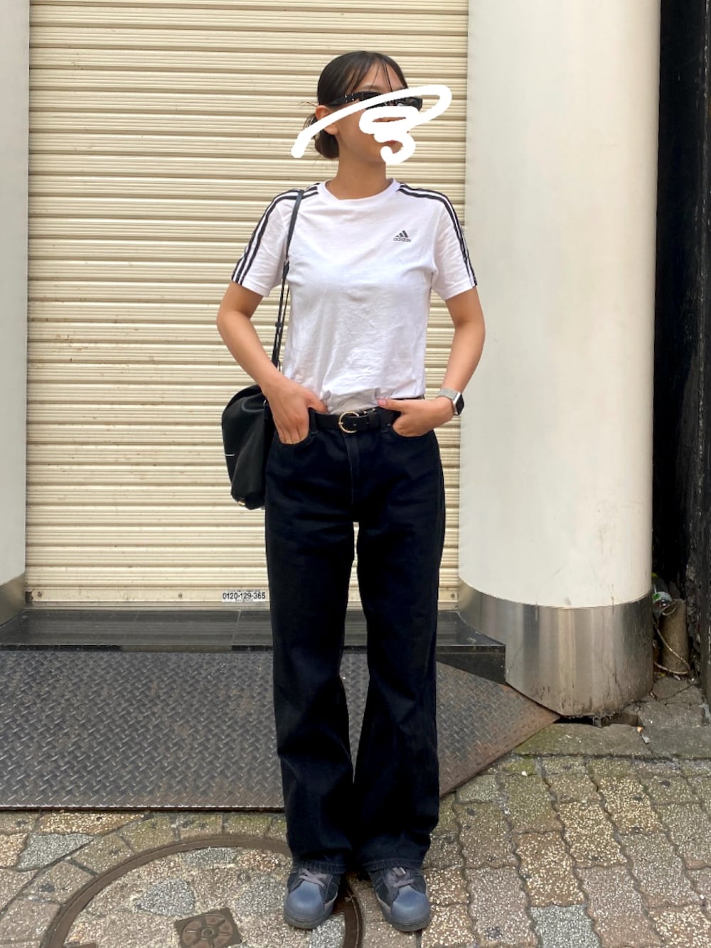 「adidas、UNIQLO、adidas superstar、MM6 Maison Martin Margiela、mm6 Maison Margiela、ジェントルモンスター、gentlemonster、Maison Margiela、夏コーデ」｜「adidasのエッセンシャルズ プラス スリーストライプス 半袖Tシャツ / アディダス adidas（Tシャツ/カットソー、ホワイト系）」を使った、まりんさん（骨格ウェーブ・レディース・163cm）の秋コーディネートの1枚目の写真