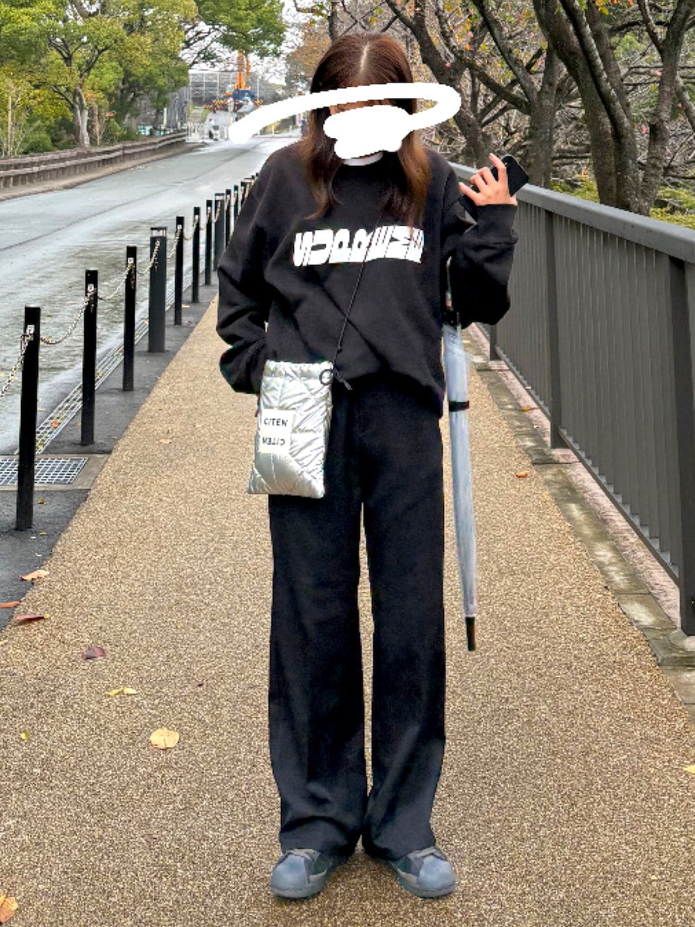 「supreme、Supreme(シュプリーム)、シュプリーム、UNIQLO、ユニクロ、adidas、アディダス、adidas superstar、CITEN、シテン、ノームコア、ノームコアスタイル、ノームコアコーデ」｜「Supreme のアイテム（スウェット、ブラック系）」を使った、まりんさん（骨格ウェーブ・レディース・163cm）の秋コーディネートの1枚目の写真