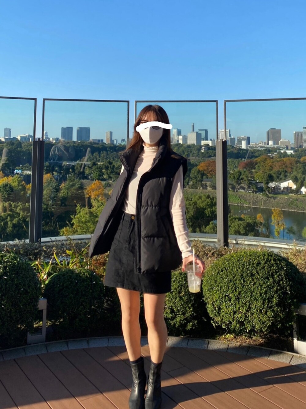 「休日スタイル、秋冬、プチプラコーデ、GRL、GU、シロクロコーデ、ダウンベスト、シースルートップス」｜「GUのアイテム（ダウンベスト、ブラック系）」を使った、まりんさん（レディース・163cm）の秋コーディネートの1枚目の写真