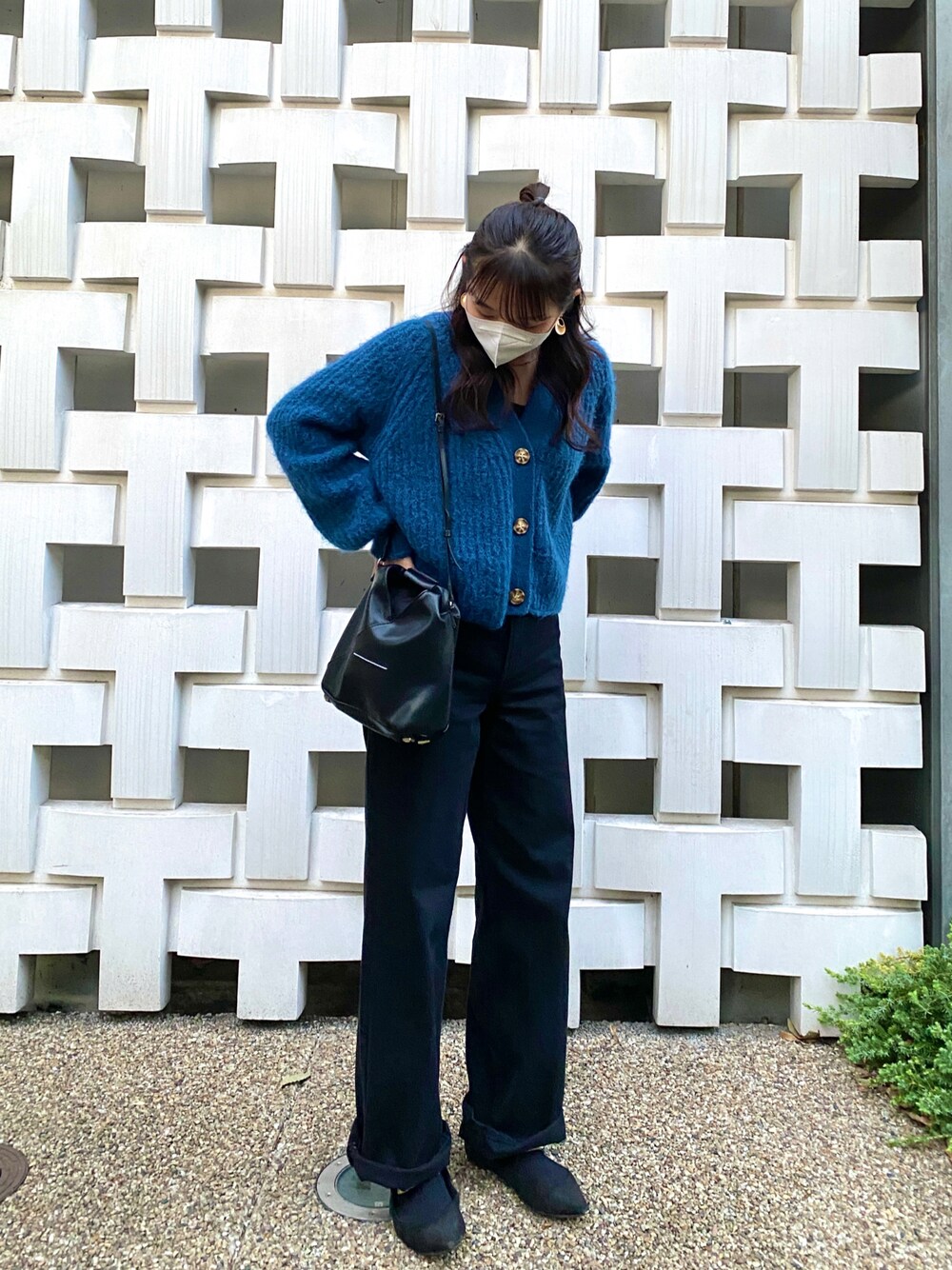 「シンプルスタイル、秋冬コーデ、秋のコーデ、パンツスタイル、ユニクロデニム、ZARA、mm6 Maison Margiela」｜「ZARAのアイテム（カーディガン/ボレロ、ブルー系）」を使った、まりんさん（レディース・163cm）の秋コーディネートの1枚目の写真