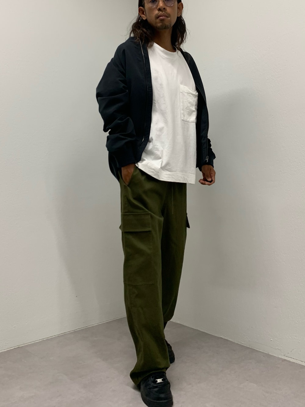 「大人カジュアル、秋のコーデ、おしゃれさんと繋がりたい、シンプルコーデ、大人コーデ、カーキ、カーゴパンツ、スニーカー、NIKE、エアフォースワン、MA-1、colony 2139」｜「COLONY 2139のワイドカーゴパンツ（その他パンツ、グリーン系）」を使った、コースけさん（メンズ・170cm）の秋コーディネートの1枚目の写真