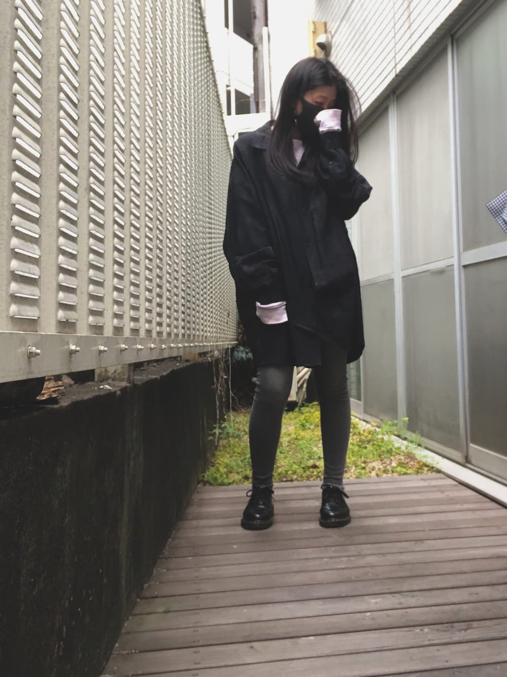 「休日コーデ、デニム、ビッグシルエット」｜「JEANASISのデニムクラッシュスキニーパンツ/842797（デニムパンツ、グレー系）」を使った、kana9さん（レディース・157cm）の春コーディネートの1枚目の写真