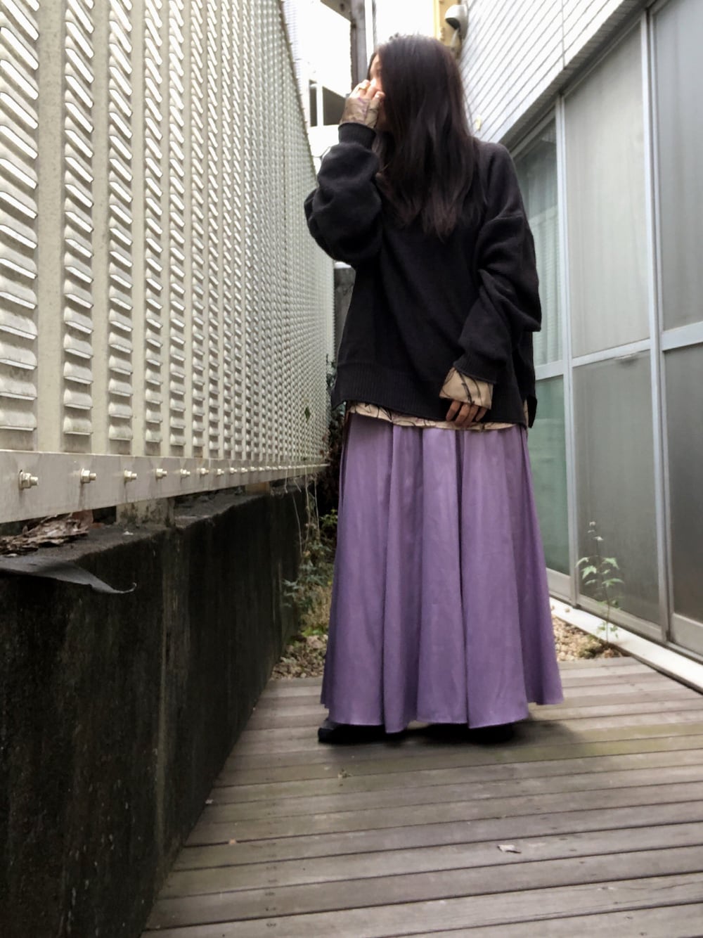 「ロングスカート、パープル、シャツレイヤード、タートルネック、柄×カラー、メンズアイテム」｜「CASPER JOHNのMoss Stitch Bottle Neck Knit/モスステッチボトルネックニット（ニット/セーター、グレー系）」を使った、kana9さん（レディース・157cm）の秋コーディネートの1枚目の写真