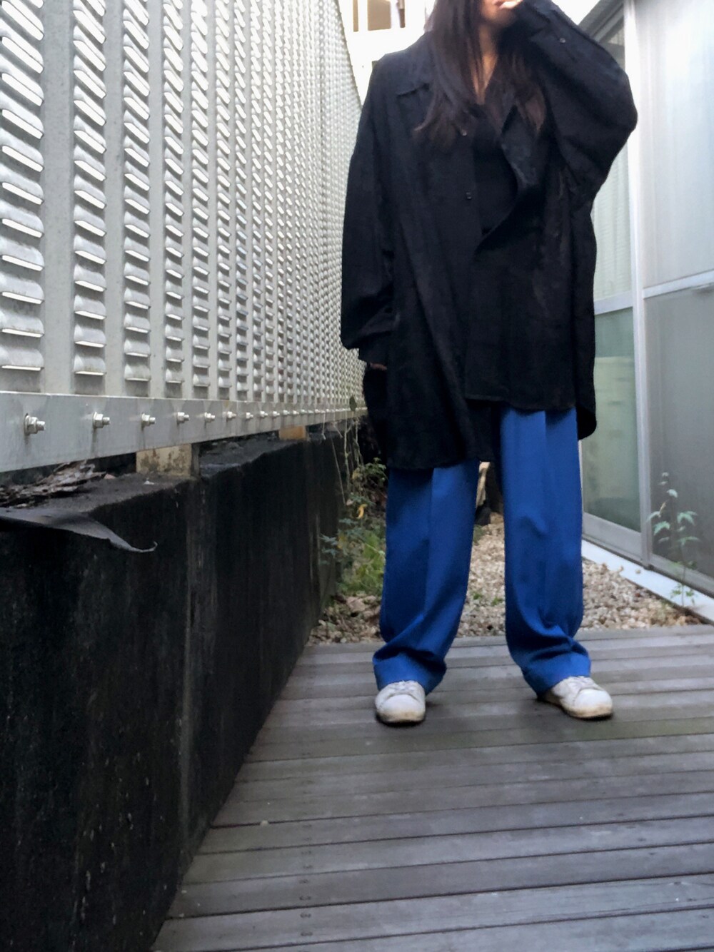「カラーパンツ、メンズシャツ、ワントーンコーデ、シャツスタイル、KBF、CASPER JOHN」｜「KBFのセンタープレスWIDEストレートパンツ（その他パンツ、ブルー系）」を使った、kana9さん（レディース・157cm）の秋コーディネートの1枚目の写真