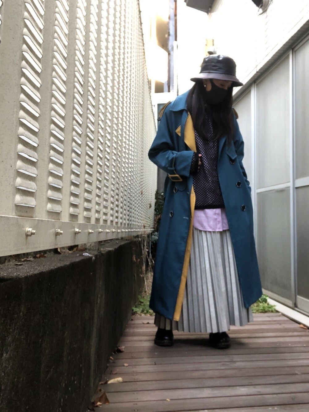 「ロングスカート、カジュアル、ロングコート、レザー、バケハ、シャツスタイル、あみあみトップス、Dr.Martens」｜「Dr. MartensのDr.Martens 3ホール  1461（ドレスシューズ、ブラック系）」を使った、kana9さん（レディース・157cm）の冬コーディネートの1枚目の写真
