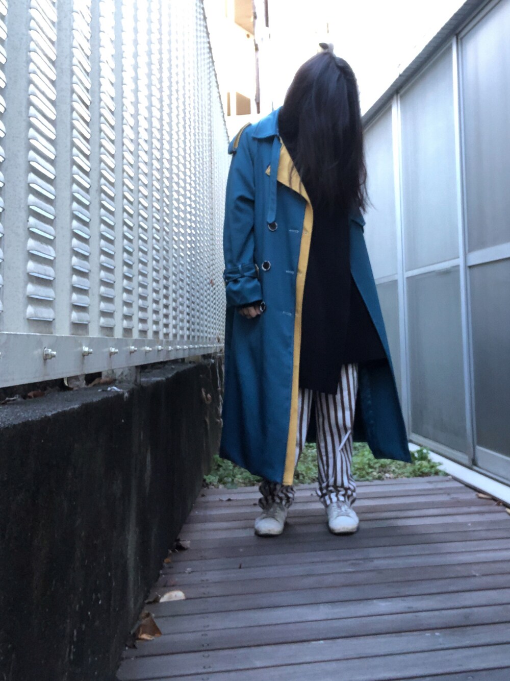 「カジュアルコーデ、ロングコート、古着、ポンチョ、ストライプパンツ、Onitsuka Tiger」｜「古着のアイテム（パンツ、その他）」を使った、kana9さん（レディース・157cm）の冬コーディネートの1枚目の写真