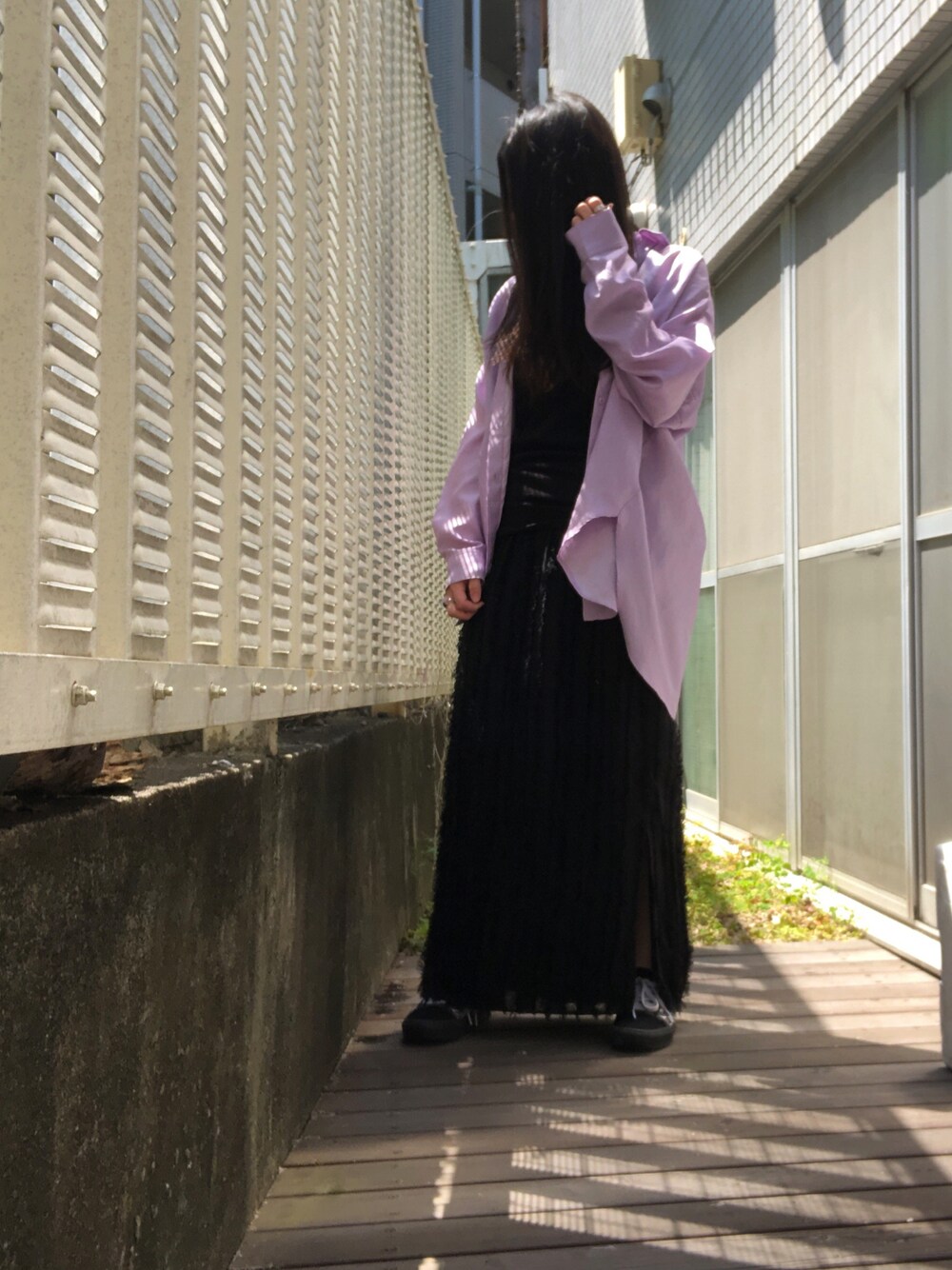 「シャツスタイル、KBF+、シンプル」｜「KBF+のKBF+　ワッシャーサテンBIGシャツ（シャツ/ブラウス、パープル系）」を使った、kana9さん（レディース・157cm）の春コーディネートの1枚目の写真