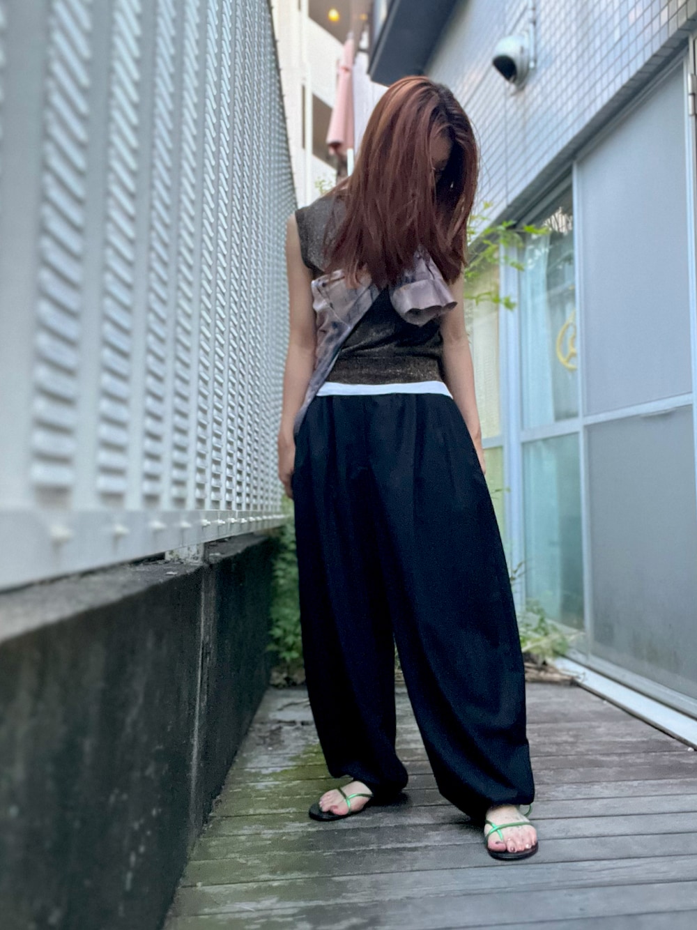 「タンクトップ重ね着、たすき掛け、サンダル、レイヤードスタイル、夏」｜「KBFのDEVEAUXタイダイプリントシャツ（シャツ/ブラウス、ブルー系）」を使った、kana9さん（レディース・157cm）の夏コーディネートの1枚目の写真