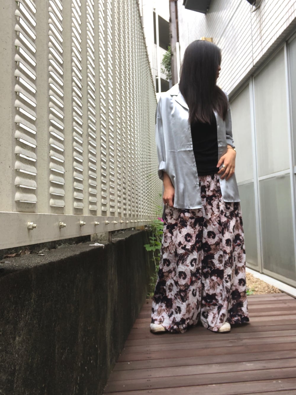 「ワイドパンツ×スニーカー、Onitsuka Tiger、花柄、色×色、タンクトップ、サテンシャツ、カジュアルコーデ、白スニーカー」｜「KBFのKBF ボタニカルギャザーワイドパンツ（その他パンツ、オレンジ系）」を使った、kana9さん（レディース・157cm）の秋コーディネートの1枚目の写真
