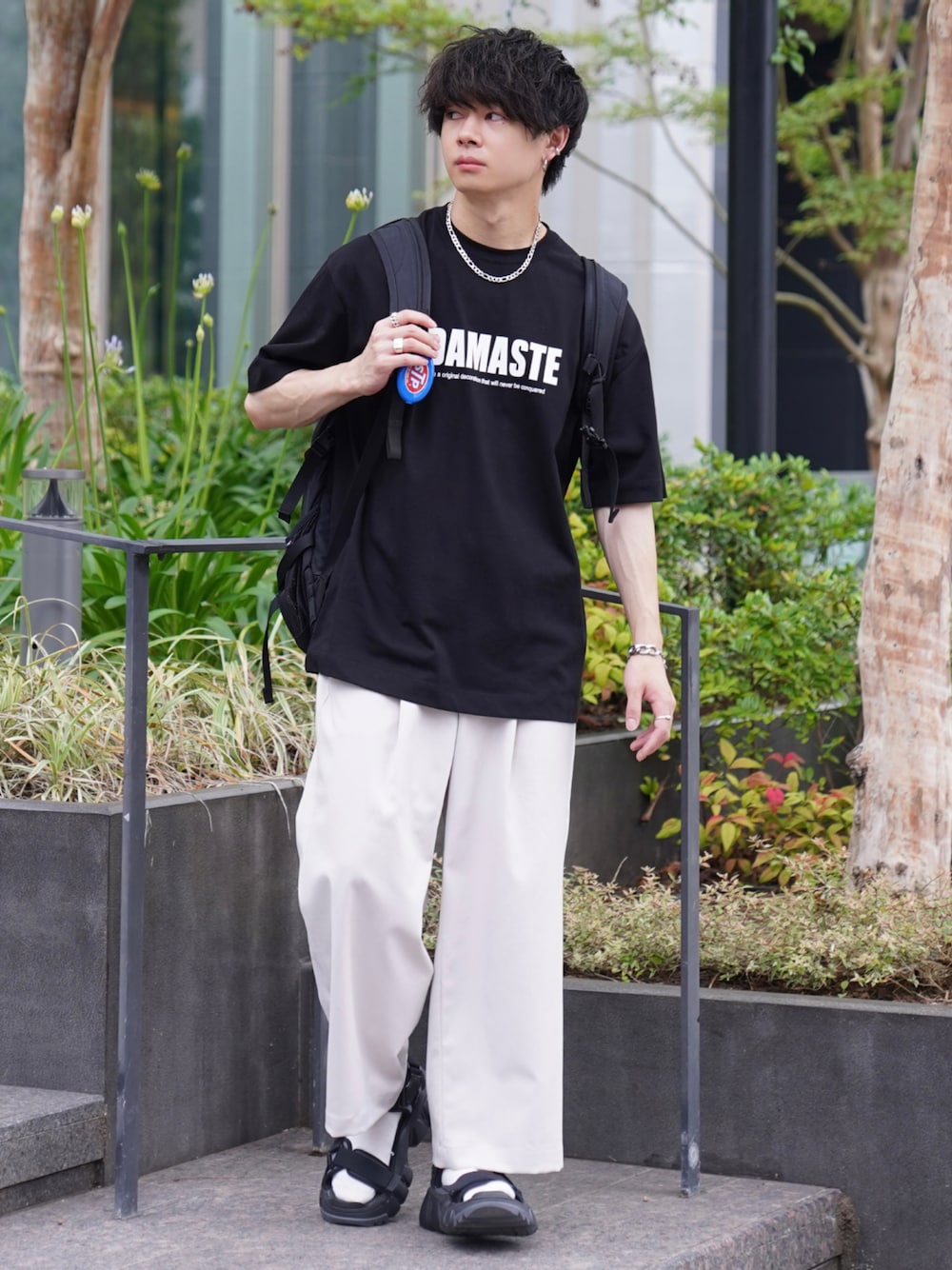 ブラック系のTシャツ/カットソー、ホワイト系のその他パンツ、ブラック系のサンダルを着用したメンズの夏コーディネートの1枚目の写真