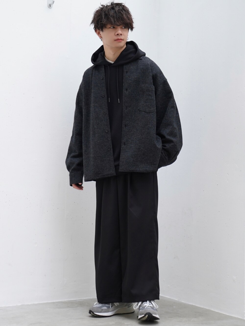 「ビッグシルエット、パーカー、New Balance、冬コーデ、レイヤードスタイル、スニーカーコーデ、GU、休日スタイル、Steven Alan、シンプルコーデ、低身長、低身長コーデ、低身長男子、ADAMASTE」｜「Steven Alanの＜Steven Alan＞ W/NYLN TRIPLE-STICH CAMP COLLAR SHIRT/シャツ（シャツ/ブラウス、グレー系）」を使った、ゆーすけさん（メンズ・165cm）の秋コーディネートの1枚目の写真
