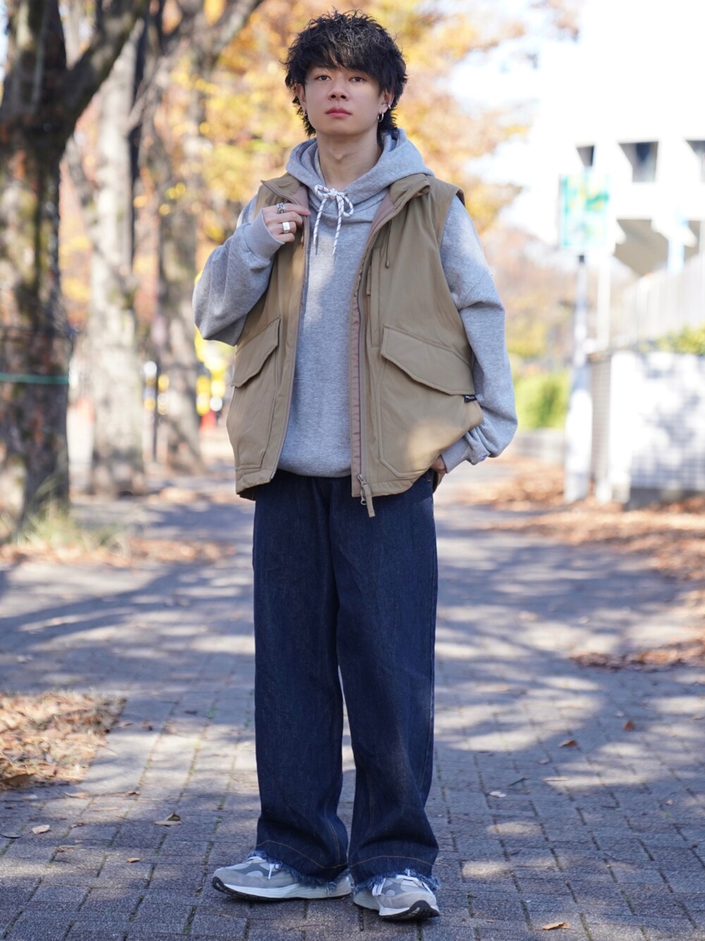 「FREAK’Ｓ STORE、ADAMASTE、soerte、ダウンベスト、重ね着、レイヤードスタイル、デニムパンツ、デニム、カジュアルコーデ、低身長、低身長コーデ、低身長男子」｜「soerteのWide straight denim pants / ワイドストレートデニムパンツ（デニムパンツ、ブルー系）」を使った、ゆーすけさん（メンズ・165cm）の冬コーディネートの1枚目の写真
