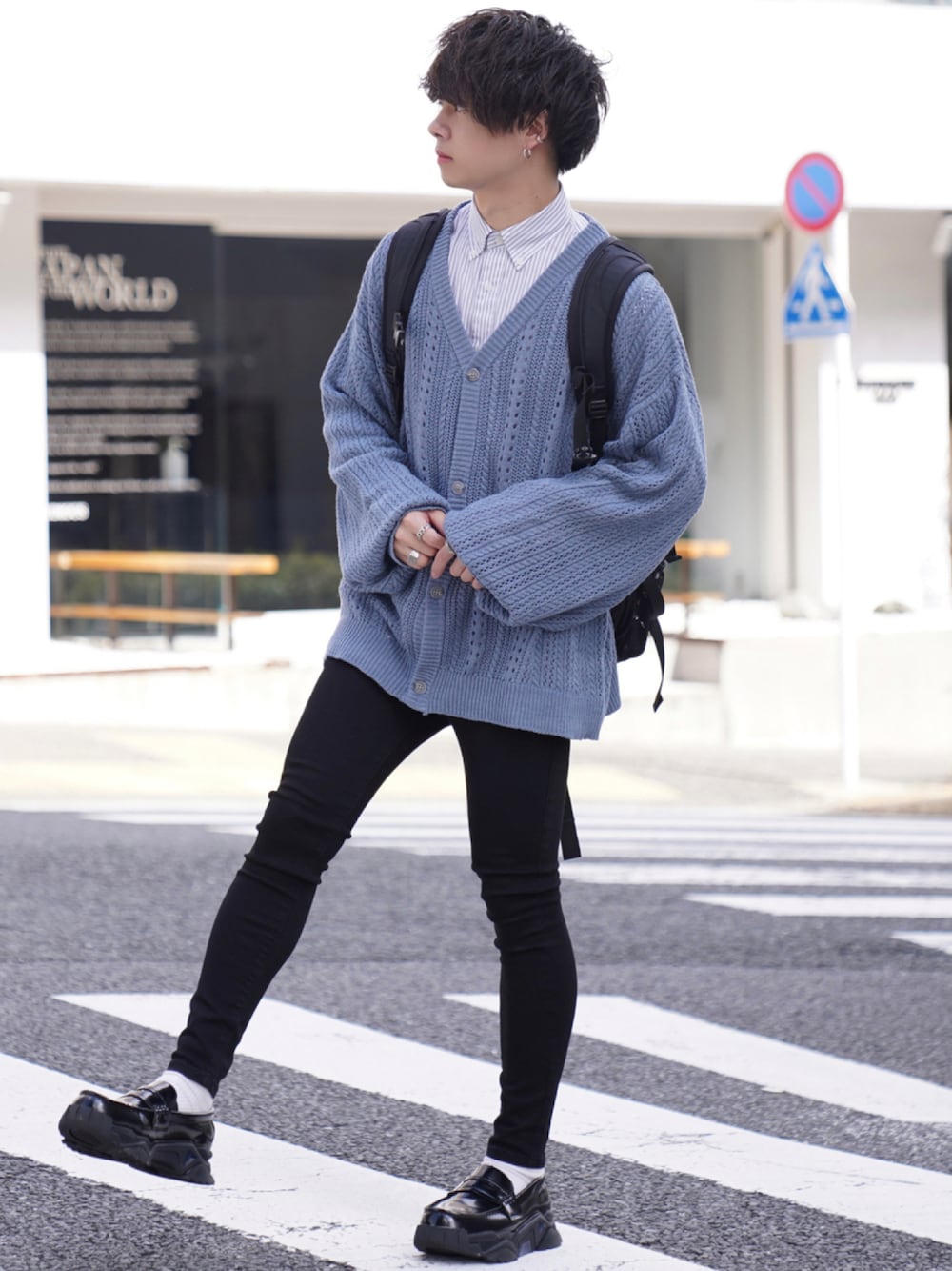 「カーディガン、スキニーパンツ、ブルー、スキニー、ローファー、スキニーデニム、低身長、黒スキニー、低身長コーデ、低身長男子、ADAMASTE、アダマスト、adamaste」｜「ADAMASTEのスカシアミリラックスカーディガン（カーディガン/ボレロ、ブルー系）」を使った、ゆーすけさん（メンズ・165cm）の秋コーディネートの1枚目の写真