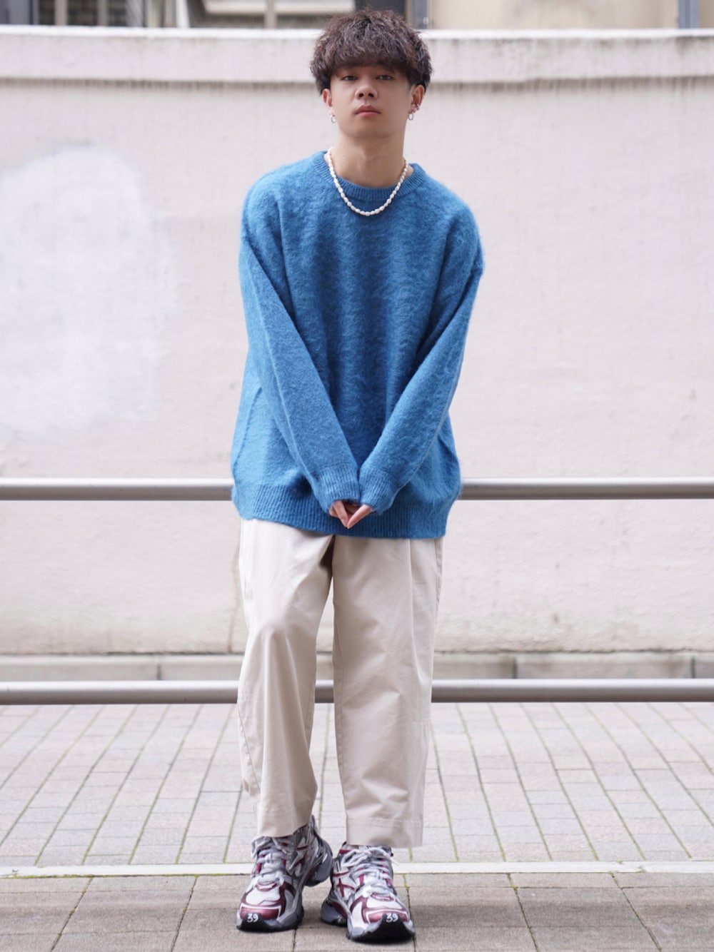 「ニット、ブルー、HARE、モヘアニット、白パンツ、ホワイトパンツ、BALENCIAGA、低身長、ストリートカジュアル、ゆるコーデ、低身長コーデ、runner、低身長男子」｜「HAREのモヘアニットプルオーバー(HARE)（ニット/セーター、ブルー系）」を使った、ゆーすけさん（メンズ・165cm）の秋コーディネートの1枚目の写真