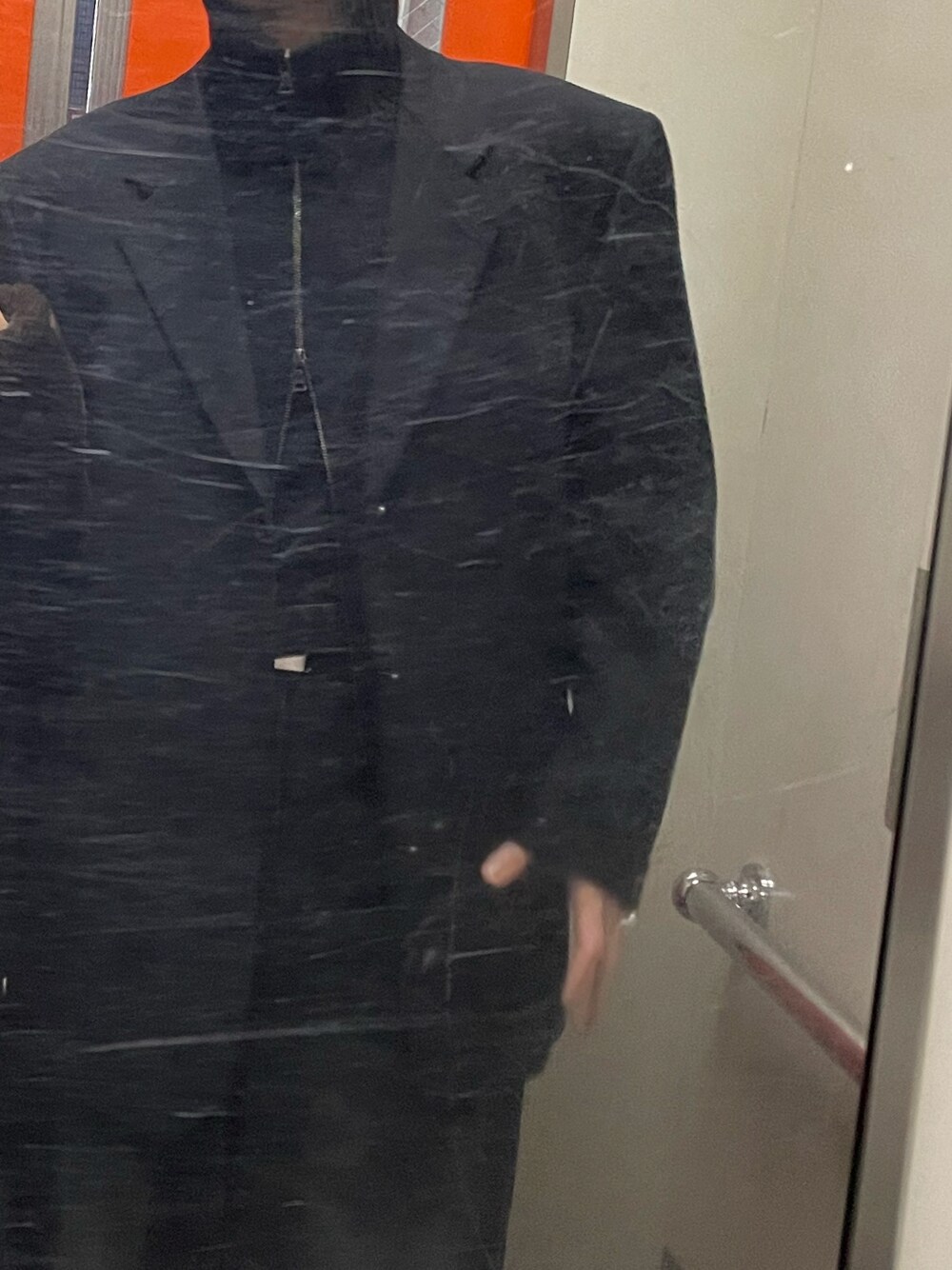 「COMME des GARCONS HOMMEのアイテム（テーラードジャケット、ブラック系）」を使った、グナヤマメンさん（メンズ・171cm）の冬コーディネートの1枚目の写真