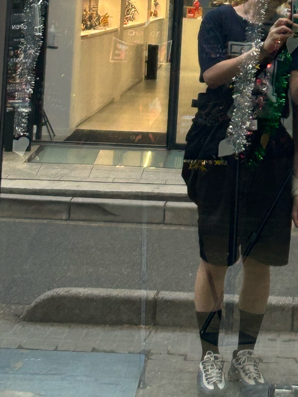 「Maison Margielaのアイテム（Tシャツ/カットソー、ブルー系）」を使った、グナヤマメンさん（メンズ・171cm）の夏コーディネートの1枚目の写真