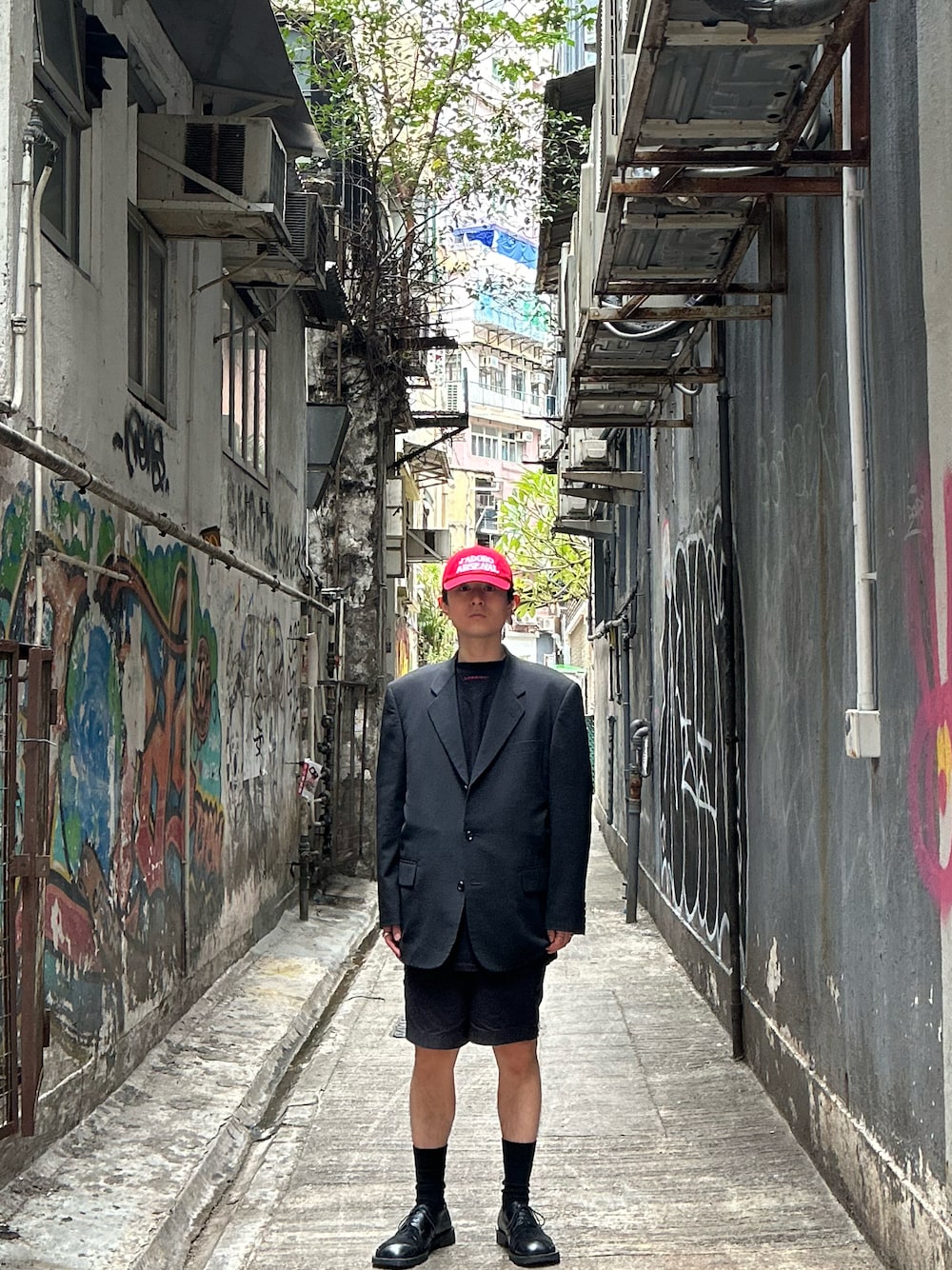 「COMME des GARCONS HOMMEのアイテム（テーラードジャケット、ブラック系）」を使った、グナヤマメンさん（メンズ・171cm）の冬コーディネートの1枚目の写真