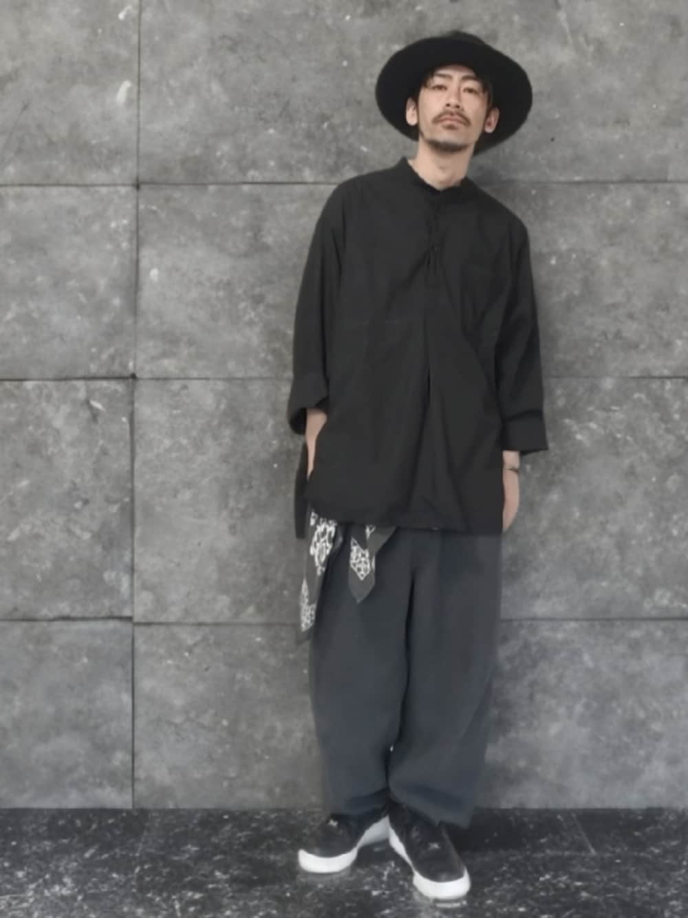 ブラック系のシャツ/ブラウス、グレー系のその他パンツ、ブラック系のスニーカーを着用したメンズの春コーディネートの1枚目の写真