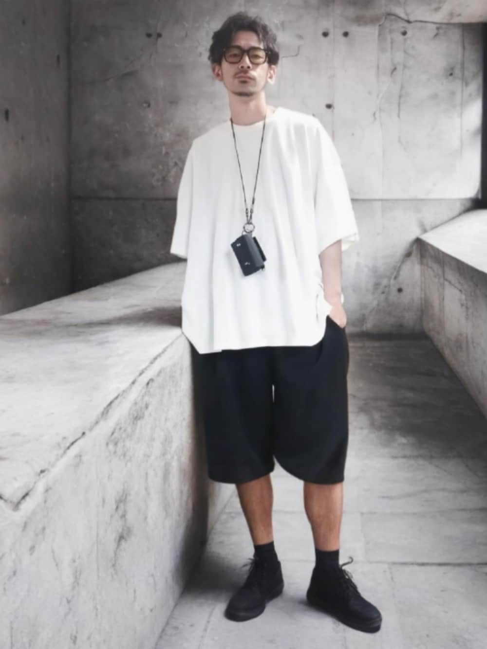 「白Tシャツ、サングラス、レザー、大人カジュアル、夏コーデ、メンズファッション、シンプルスタイル、ゆるコーデ、パパコーデ、大人コーデ、オトナカジュアル」｜「Ray-Banの新着 Ray-Ban レイバン サングラス ORIGINAL WAYFARER CLASSIC（サングラス、ブラウン系）」を使った、OGAさん（メンズ・169cm）の夏コーディネートの1枚目の写真
