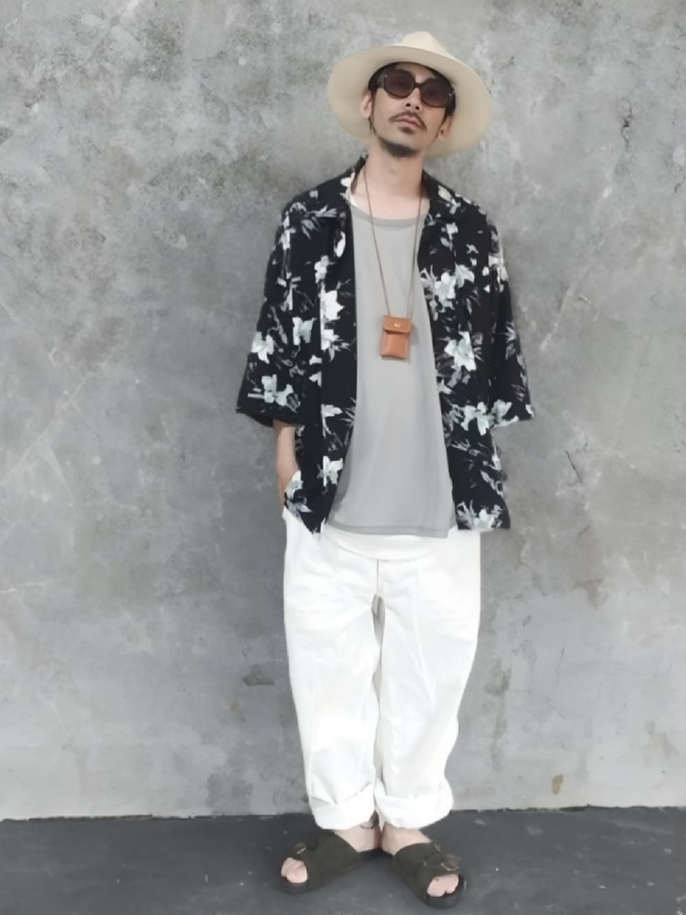 「リゾートスタイル、サンダル、むぎわら帽子、サングラス、白パンツ、シャツスタイル、タンクトップ、オトナカジュアル、パパコーデ、大人カジュアル、アラフォー、お洒落さんとつながりたい、柄シャツ」｜「craftsman's playのアイテム（財布/小物、ブラック系）」を使った、OGAさん（メンズ・169cm）の夏コーディネートの1枚目の写真