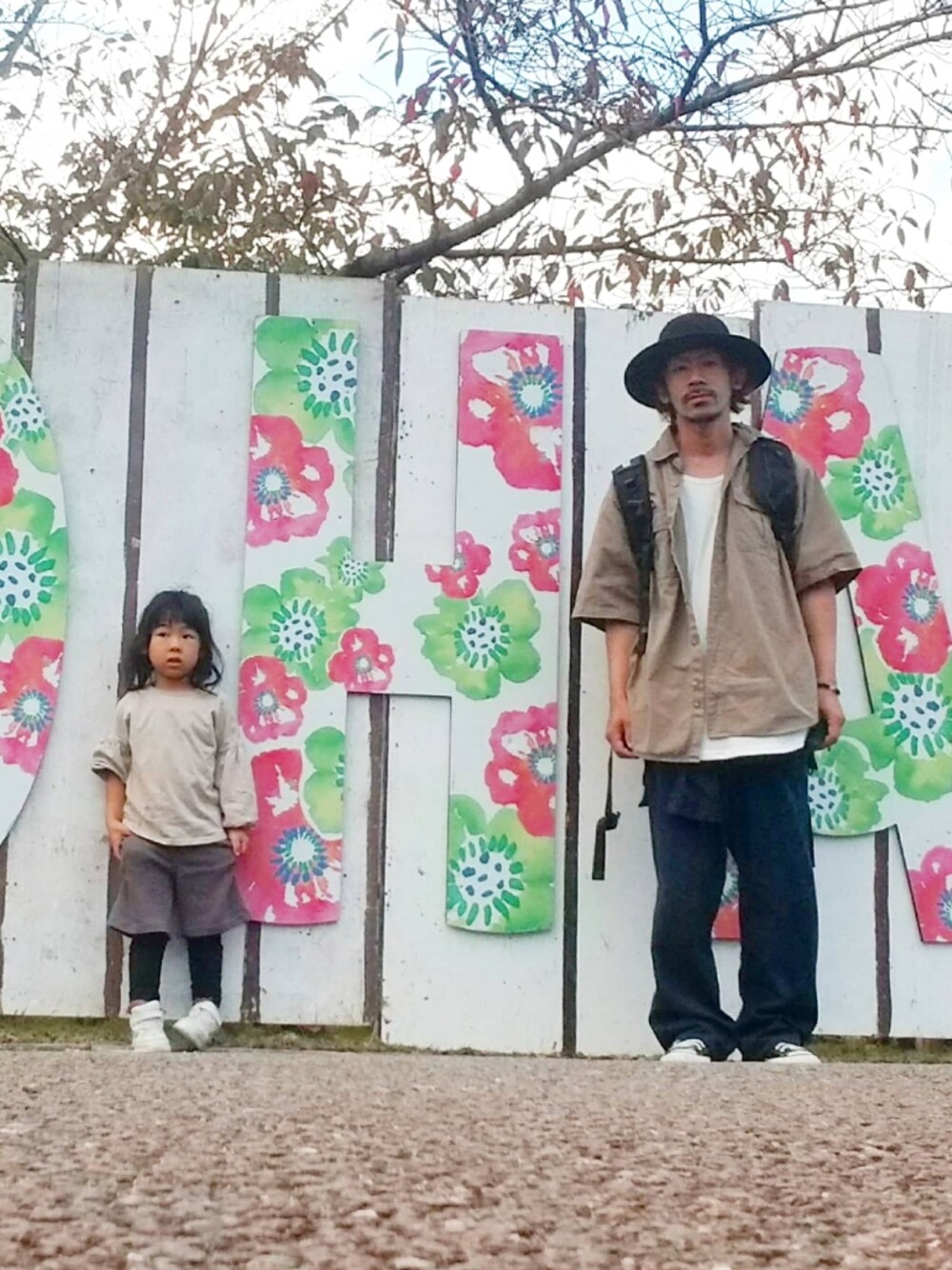 「秋コーデ、休日スタイル、オーバーサイズ、スニーカー、秋服、オトナカジュアル、大人カジュアル、converse、古着、古着MIX、ハット」｜「BRIXTONのブリクストン ハット SOL ブラック BRIXTON（ハット、ブラック系）」を使った、OGAさん（メンズ・169cm）の秋コーディネートの1枚目の写真
