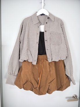 「ZARA（ザラ）のギンガムチェック柄バルーンシャツ（シャツ/ブラウス、ブラウン系）」を使った、和瀬凛さん（レディース・157cm）の夏コーディネート