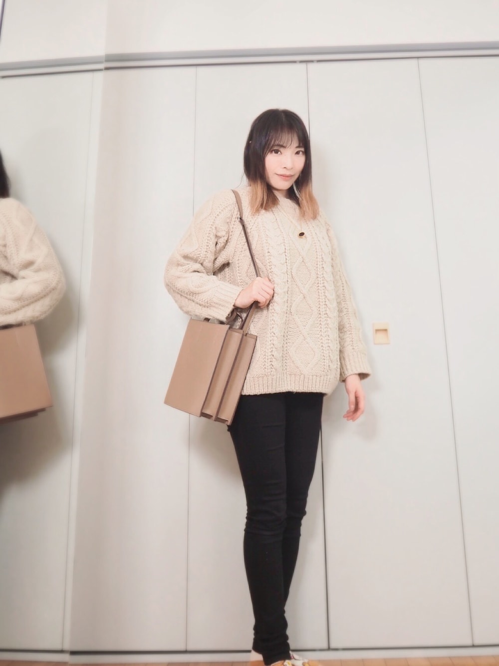 「シンプルコーデ、デニム、プチプラ、きれいめカジュアル、ニット、冬コーデ、ビッグシルエット、UNIQLO、ケーブルニット、スクエアバッグ、クリスマスに着たい服、ウルトラストレッチジーンズ、グランブルーファンタジー、ゲームコラボ、コーヒーカップ」｜「Birthday roomのハンドライク立体ケーブルニット/ケーブル編みニット/ハンドメイドニット（ニット/セーター、ベージュ系）」を使った、和瀬凛さん（骨格ストレート・レディース・158cm）の冬コーディネートの1枚目の写真