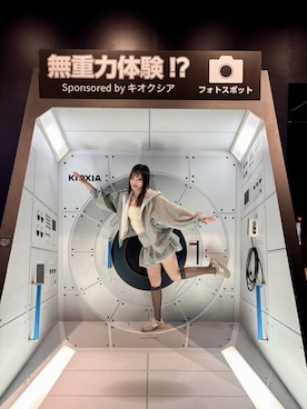 「Chico（チコ）の【セットアップ対応】スウェットバルーンミニスカート（Skirt、グレー系）」を使った、和瀬凛さん（レディース・157cm）の秋コーディネート