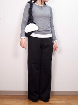 「3coins（3coins）の《500mlペットボトル収納可能》レジャーバッグ（Fannypack、ブラック系）」を使った、和瀬凛さん（レディース・157cm）の秋コーディネート